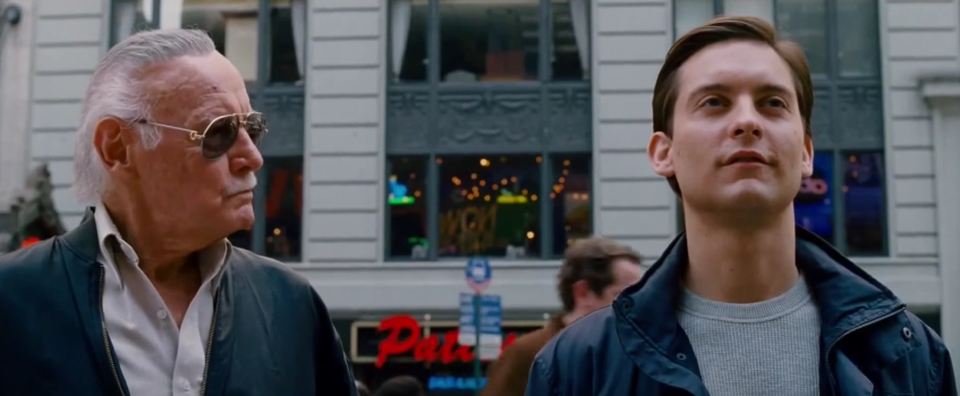 Bước ngang qua Peter Parker trên quảng trường Thời đại trong “Spider-Man 3” (Người Nhện 3 - 2007).