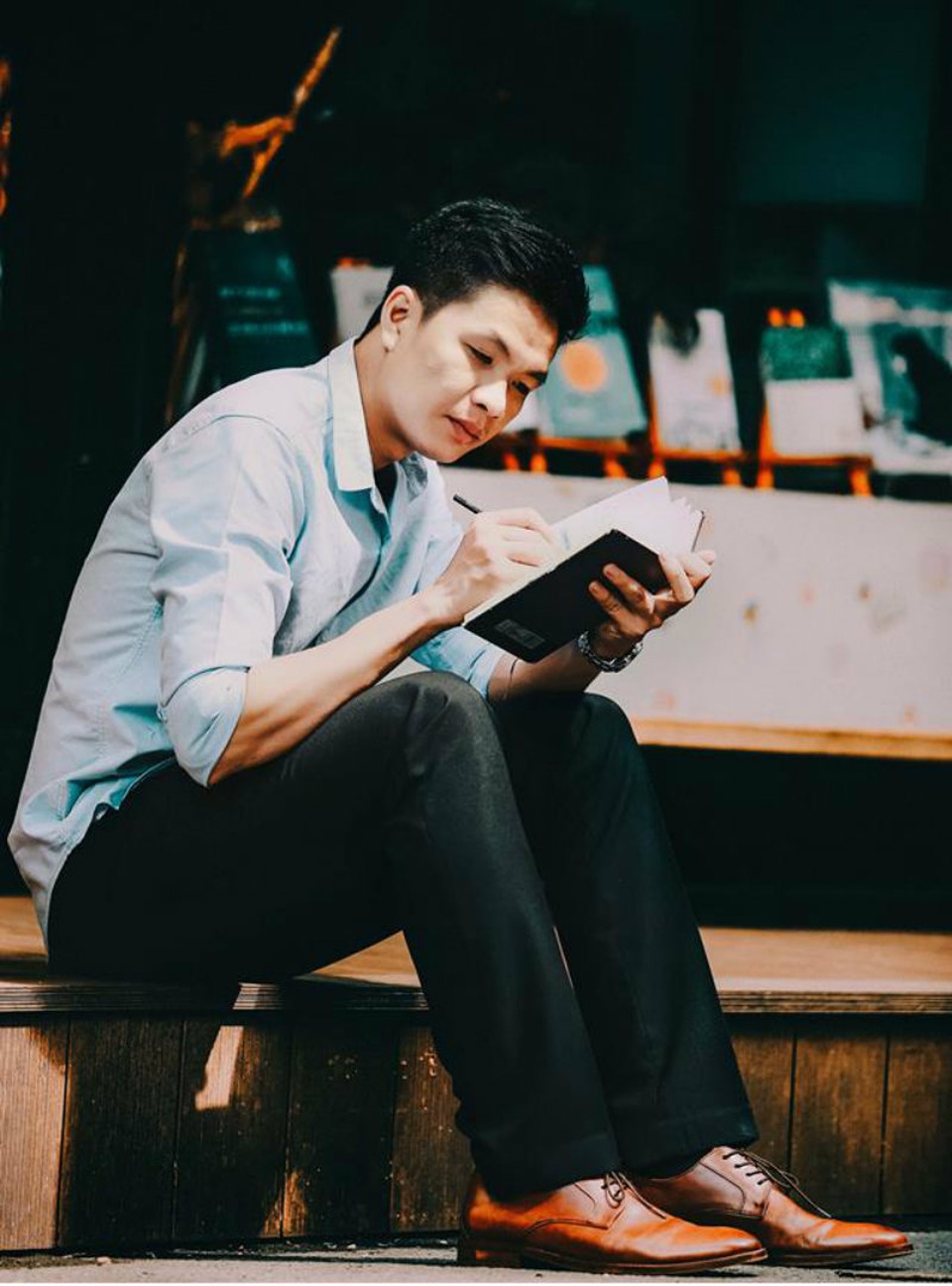 Bộ ảnh cưới ý nghĩa chuyển thể từ bộ phim tình cảm lãng mạn - 4 Có những ngày khi những chai cạn rỗng và những chiếc ly nghiêng, tôi tưởng rằng mình đang ở trong một cơn cảm nắng, không hiểu rõ đang ở đâu giữa tỉnh táo và ngô nghê.