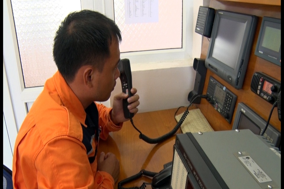 Vụ 9 người mất tích: Xác định rõ hơn vị trí tàu chìm - 2 Hôm nay, thời tiết trên biển đang diễn biến thuận lợi hơn dự báo, gió đã giảm cấp 4, sóng cấp 3 độ cao sóng trên 1m, lực lượng cứu hộ đang đưa thợ lặn tiếp cận vị trí tàu chìm để sẵn sàng xuống tàu khi điều kiện thuận lợi.