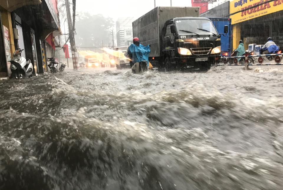 Mưa cực lớn, phía Đông Sài Gòn chìm trong biển nước - 5 Nước mưa trên dốc đường Võ Văn Ngân đổ như thác xuống chợ Thủ Đức, TPHCM.