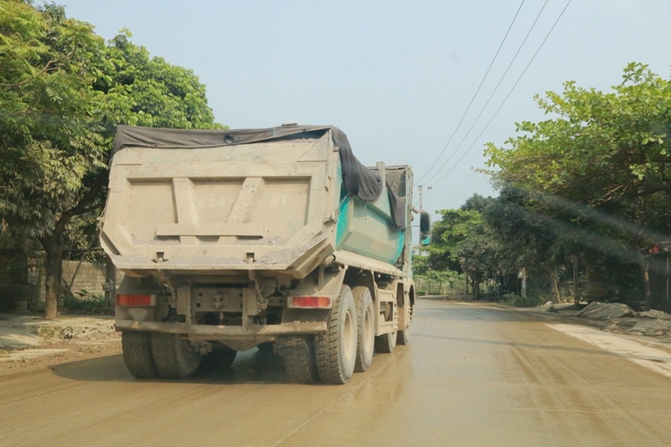 Ninh Bình: Xe tải hoành hành, quốc lộ 12B nát như… tương - 6 Xe tải cày ngày cày đêm nhưng không có lực lượng chức năng nào dẹp bỏ khiến QL 12B phải gồng mình chịu xe quá tải.