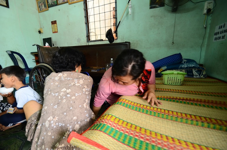 Tấm lòng vàng của nữ vận động viên khuyết tật - 10 Giờ tay yếu nên chị Thương di chuyển khá khó khăn.