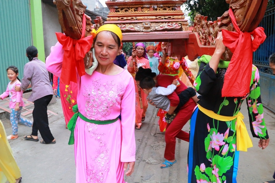 Bất cứ kiệu nào đi qua, người dân cũng chui qua