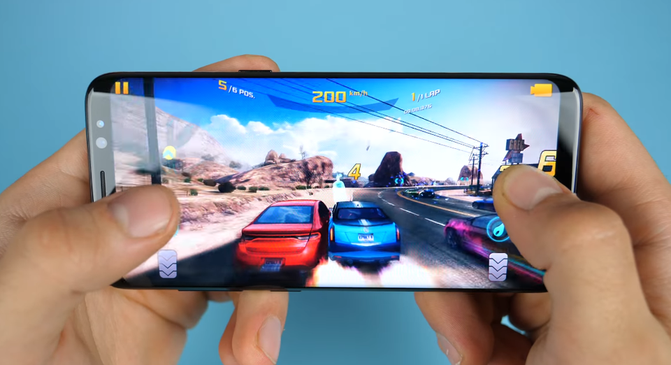 Trải nghiệm chơi game đua xe trên 2 thiết bị.