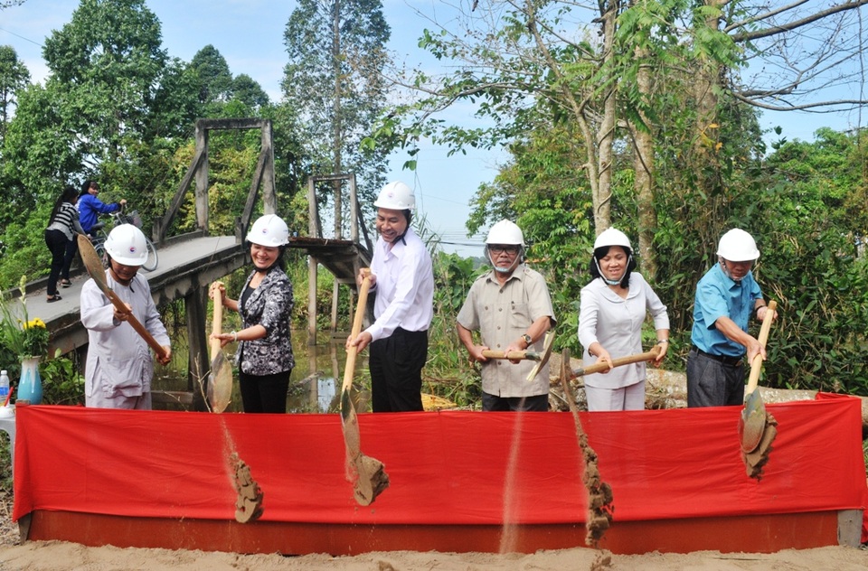Niềm vui ngày khánh thành cầu Dân trí thứ 12 tại Đồng Tháp - 7 Đồng cảm với nổi lo của các em học sinh và người dân thị trấn Lai Vung, Tổng biên tập báo Dân trí quyết định trích Quỹ Nhân ái hỗ trợ địa phương xây cầu. Và ngày 15/2 cầu được chính thức khởi công xây dựng