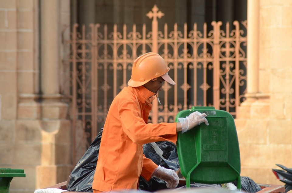 Sài Gòn nắng nóng đến nỗi… không nhận ra nhau - 6
Nắng nóng gay gắt khiến những người lao động ngoài trời thêm vất vả.