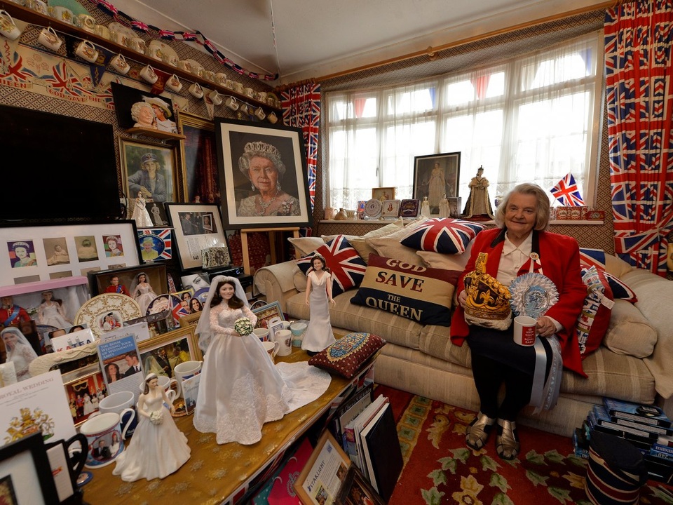 Bà cụ sinh sống ở thành phố London, Anh - Margaret Tyler - thường sưu tập những món đồ mang chủ đề về Hoàng gia Anh.