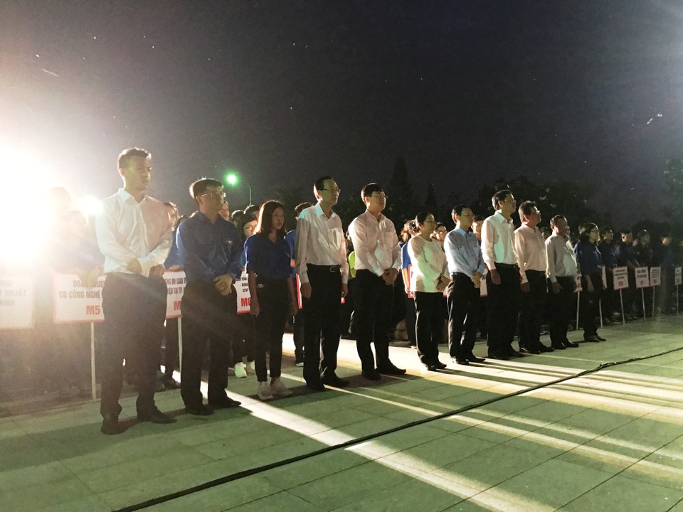 Tuổi trẻ TPHCM thắp nến tri ân các Anh hùng Liệt sĩ - 1 Lãnh đạo Trung ương Đoàn, Thành uỷ, UBND TPHCM, Ban Dân vận và hàng trăm bạn trẻ là đoàn viên, thanh niên, sinh viên, học sinh… TPHCM, đã dự lễ thắp nến tri ân các AHLS.