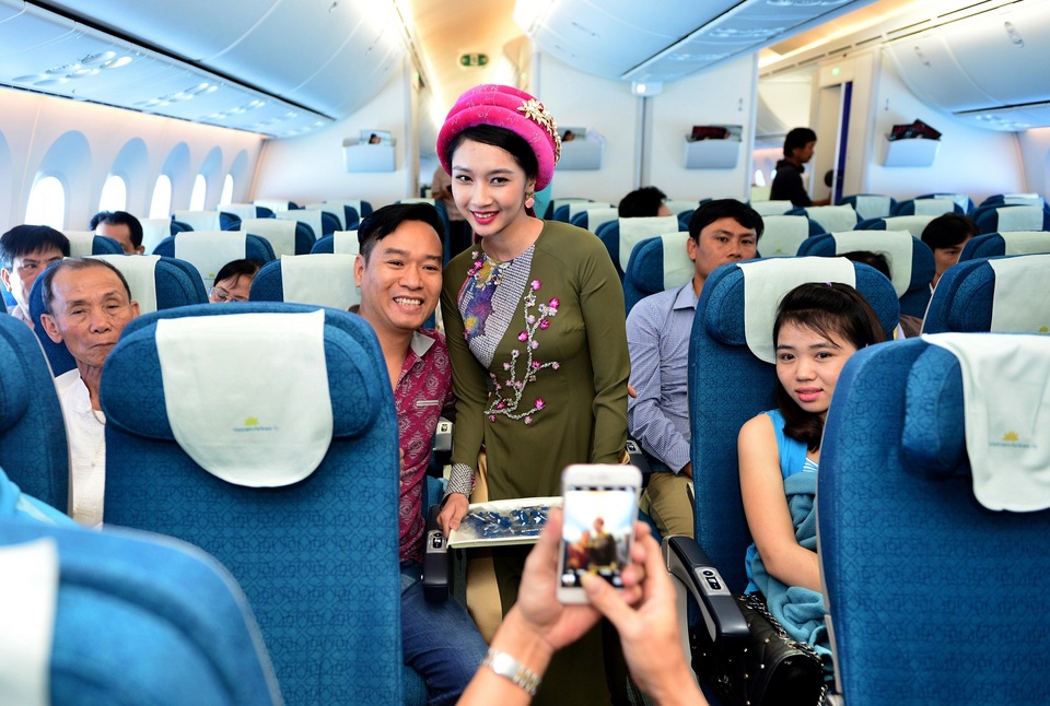 Tiếp viên hàng không trình diễn áo dài ở độ cao 10.000 mét - 8 Tiếp viên hàng không trình diễn áo dài ở độ cao 10.000 mét - 8