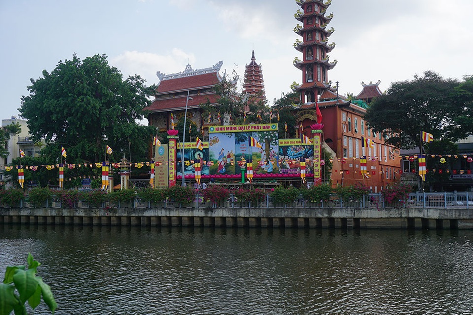 Sài Gòn rực rỡ cờ hoa đón mừng đại lễ Phật đản - 10 Sài Gòn rực rỡ cờ hoa đón mừng đại lễ Phật đản - 10