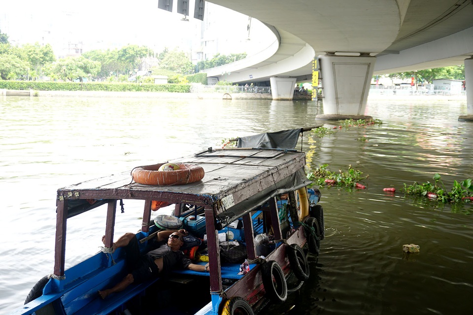 Người Sài Gòn tìm đủ cách “trốn” nóng - 17 Người đàn ông ngủ trưa dưới thuyền dưới gầm cầu Khánh Hội.