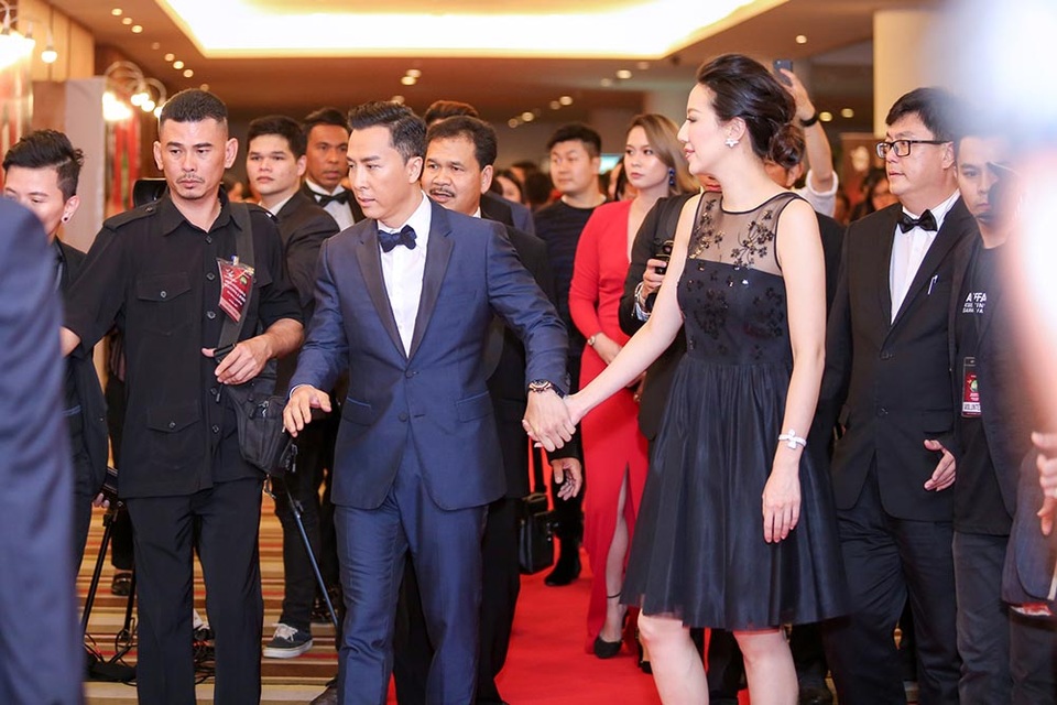 Phạm Hồng Phước giành giải “Nam diễn viên chính xuất sắc nhất” tại LHP quốc tế ASEAN 2017 - 5 Nam tài tử phim Diệp vấn cũng xuất hiện trong sự kiện này.