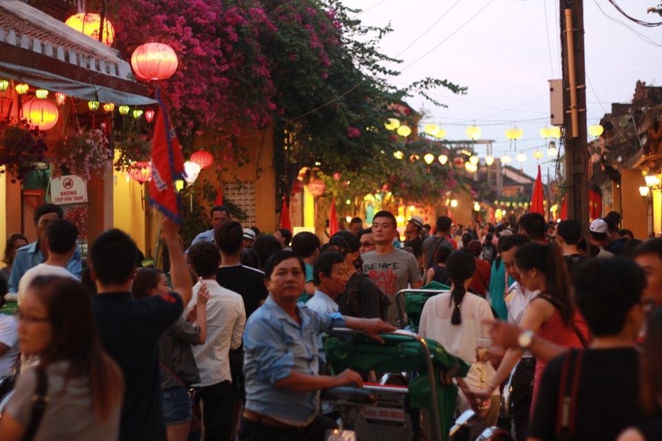 Hàng ngàn người dân và du khách tham dự lễ hội Phật Đản - 10 Hàng ngàn người dân và du khách hào hứng tham dự lễ Phật Đản tại Hội An