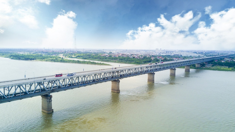 Mãn nhãn với 7 cây cầu vượt sông tại Hà Nội - 3
Cầu Thăng Long được khởi công xây dựng năm 1974 và chính thức khánh thành vào ngày 9/5/1985. Cầu giàn thép dài 3.250 m, gồm 2 tầng với 25 nhịp phần cầu chính và 46 nhịp.
Cầu được xem là một trong những biểu tượng của tình hữu nghị. Đây là cây cầu có thời gian thi công lâu nhất của Hà Nội.