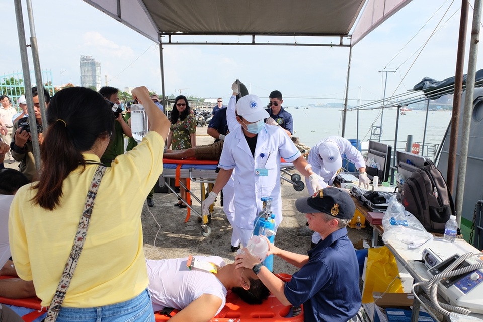 Việt Nam, Hoa Kỳ cùng diễn tập ứng phó sự cố tràn dầu trên sông Hàn - 6 Lực lượng y tế của Hải quân Hoa Kỳ phối hợp cùng các y bác sĩ địa phương sơ cấp cứu người bị nạn tại chỗ