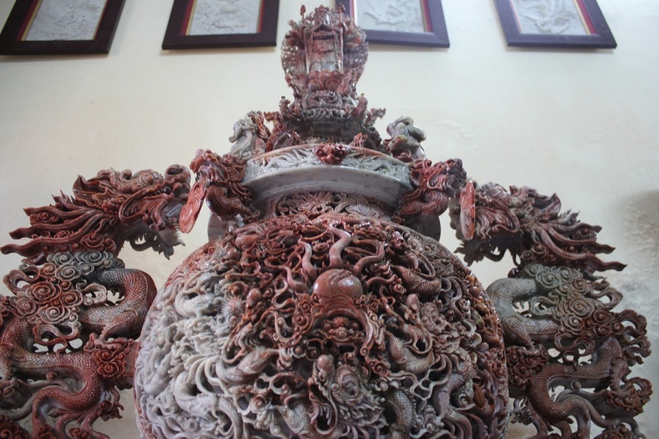 Cận cảnh bộ lư "tam bảo vĩnh hằng" khách trả 15 tỷ không bán - 4 Theo ông Minh điều đặc biệt, bộ lư có màu xanh và đỏ ngọc tự nhiên, sáng bóng và nổi những vân đá đẹp mắt. Để hoàn thành tác phẩm, ông Minh phải huy động đến hơn 10 thợ lao động nghiêm túc trong suốt 3 năm. “Bộ sản phẩm làm hoàn toàn thủ công, chạm khắc 3 lớp đá, với những đường nét tinh tế, cầu kỳ. Để tránh sai sót và giúp người thợ tập trung cao độ, chúng tôi thường phải làm việc vào ban đêm”, ông Minh nói.