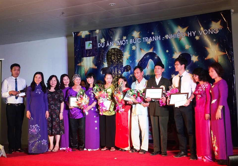 Tiếng hát xoa dịu nỗi đau cho bệnh nhân ung thư - 10 Tặng thưởng cho các thí sinh đoạt giải