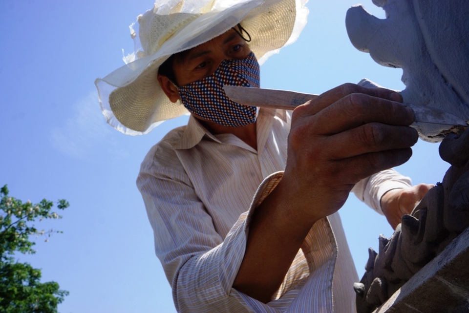 Những người lao động mưu sinh dưới “chảo lửa” miền Trung - 9 Người thợ điêu khắc đang phơi mình” giữa cái nắng khoảng 40 độ để tạo ra những tác phẩm nghệ thuật