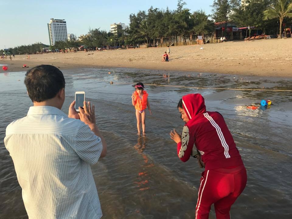 Phó nháy trải lòng khi bị smartphone lấy đi "miếng cơm, manh áo" - 2 Smartphone đang dần thay thế công việc của những người phó nháy tại các địa điểm du lịch, đặc biệt là bãi biển.