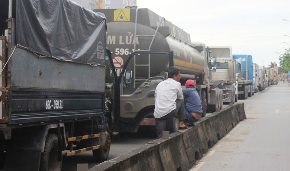 Kẹt xe kinh hoàng từ đêm qua đến chiều nay - 9
Các tài xế ngán ngẩm rời khỏi xe, chờ đợi trong tuyệt vọng.