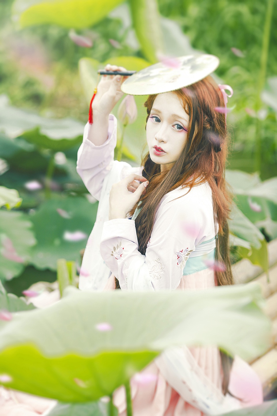 Gặp lại "công chúa cosplay" trong bộ ảnh sen lãng mạn - 12 Gặp lại "công chúa cosplay" trong bộ ảnh sen lãng mạn - 12