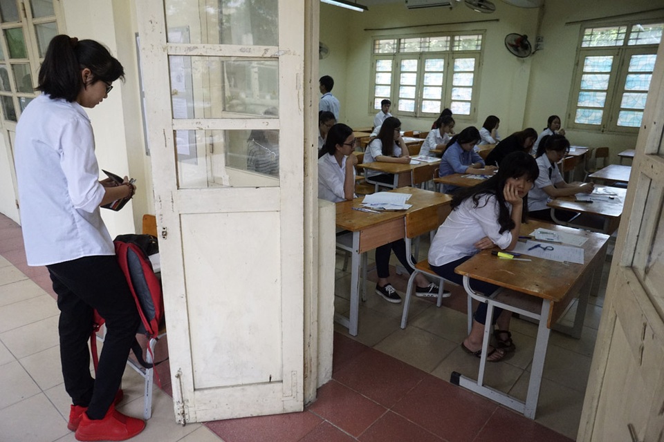 Thí sinh vui vẻ, thoải mái bước vào môn thi đầu tiên - 9 Một thí sinh xin phép được ra ngoài lấy thêm bút sau khi đã vào phòng thi.
