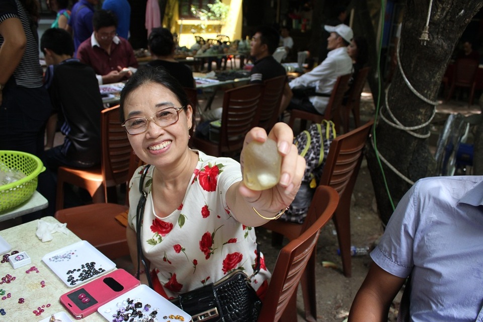 Chợ đá quý bạc tỷ "độc nhất vô nhị" ở Hà Nội - 10 Một viên đá Topaz tự nhiên có giá vào khoảng 10 triệu đồng