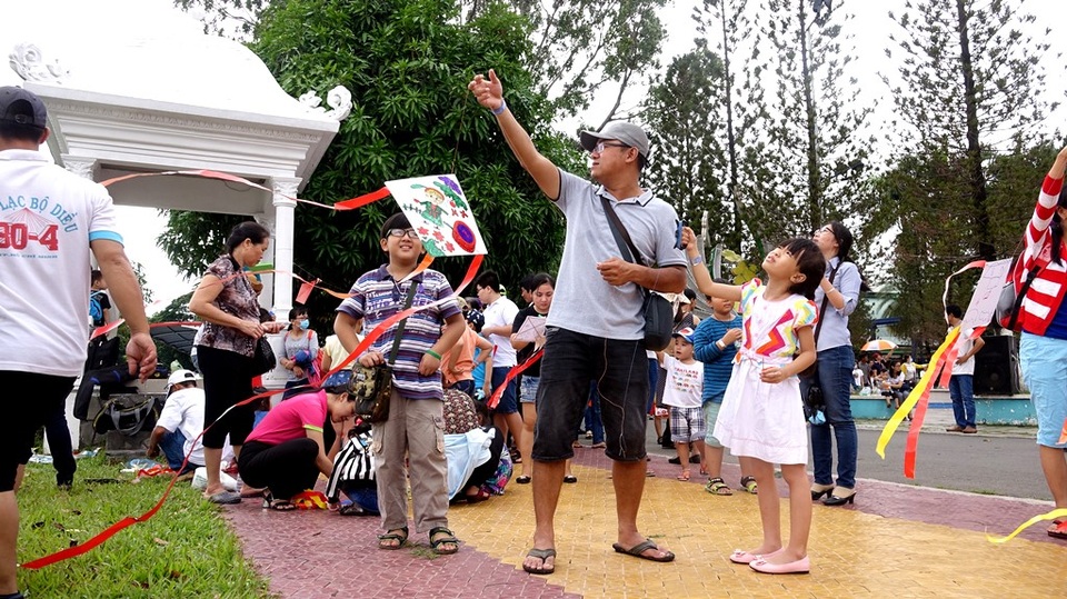 Bất ngờ với những ước mơ các bé gửi vào cánh diều - 10 Hình ảnh này nhắc nhở những ai đang bộn bề với guồng quay công việc rằng phía sau họ, những đứa con thơ đang cần lắm sự quan tâm.