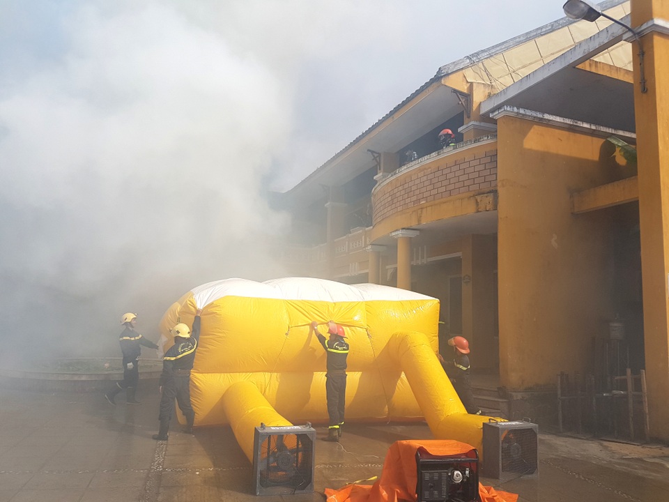 
Bơm phao để các nạn nhân nhảy từ trên xuống.
