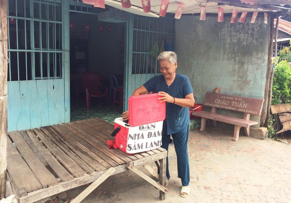 Nhà trong khu vực sạt lở nguy hiểm, 15 hộ dân vẫn “liều mình” vào ở - 3 Cụ Nguyễn Thị Lượng (1947) sau khi được trở về nhà cũ ở, cụ làm nước nha đam bán, kiếm tiền lo cho cuộc sống sau hơn 2 tháng sống vạ vật nhà người quen.