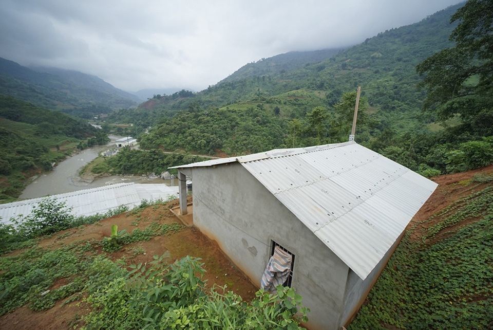 Hình ảnh người dân "đánh cược mạng sống" khi mưa lũ cuốn trôi cầu tạm - 9 
Thôn tái định được làm trên một quả đồi cao để tránh lũ nhưng lại bất tiện cho dân khi đất canh tác bị hạn chế. Ở đây không có nước sạch, nước sinh hoạt được mua với giá 100 nghìn đồng một téc.