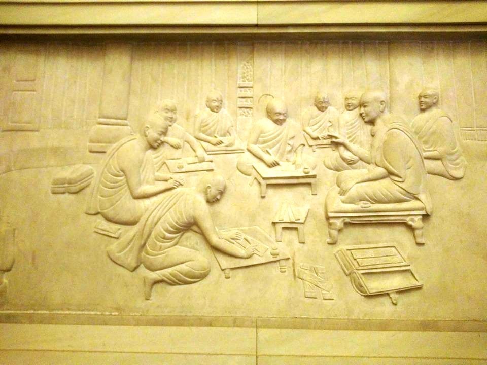 
Xung quanh các bức tường bên trong Bảo Tháp được chạm khắc các bức tranh với nội dung nói về cuộc đời của Đức Phật. Tranh được khắc vào loại đá quý hiếm, màu sắc, đường nét cũng tạo nên sự huyền bí như cuộc đời của Đức Phật.
