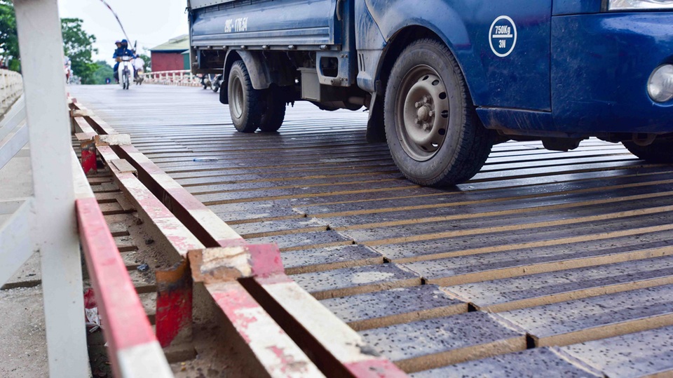 
Theo ghi nhận của phóng viên, mặt cầu được gia cố bằng cách hàn một lớp sắt để cầu chắc chắn hơn, nhưng qua thời gian và lượng xe tải qua lại nhiều, những tấm sắt cũng khó trụ vững.
