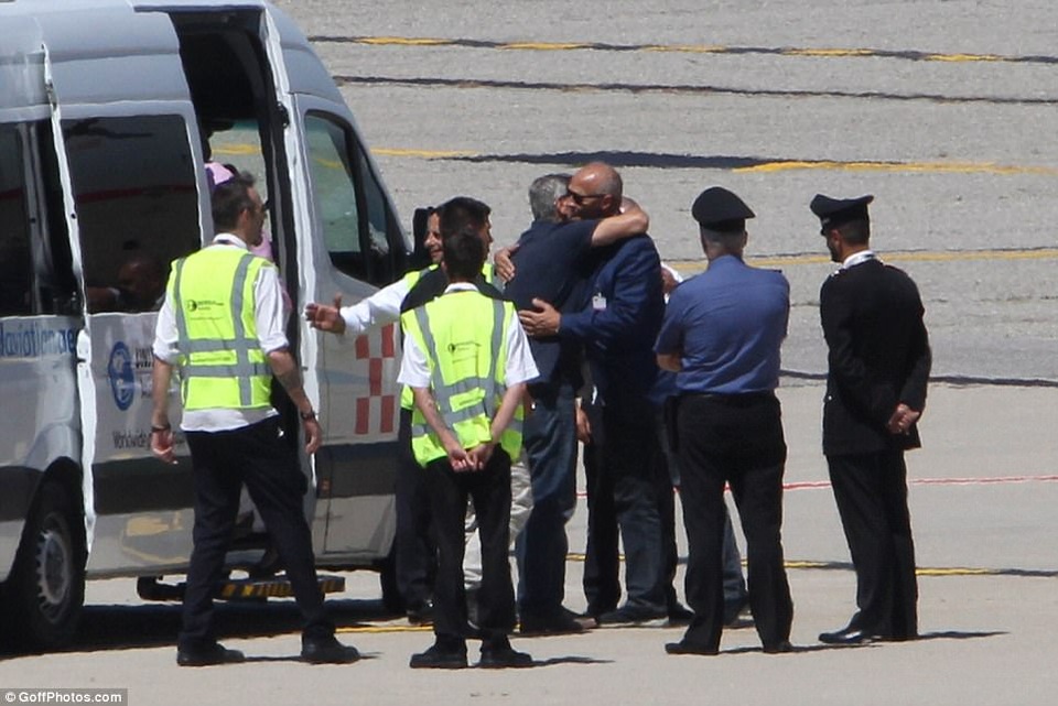 George Clooney cảm ơn những người đã ra sân bay tiếp đón gia đình mình.