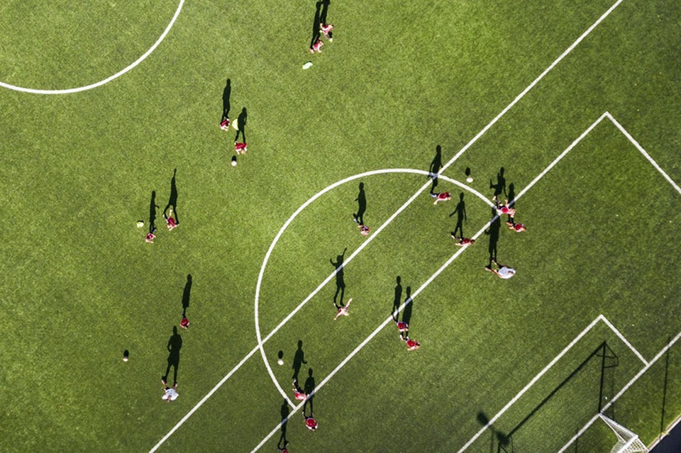 Ảnh chụp một sân bóng tại Tây Ban Nha. Hãy chú ý cái cách mà những chiếc bóng của cầu thủ đang thể hiện cảm xúc của mình để thấy được nét tinh tế và sáng tạo mà nó mang lại.