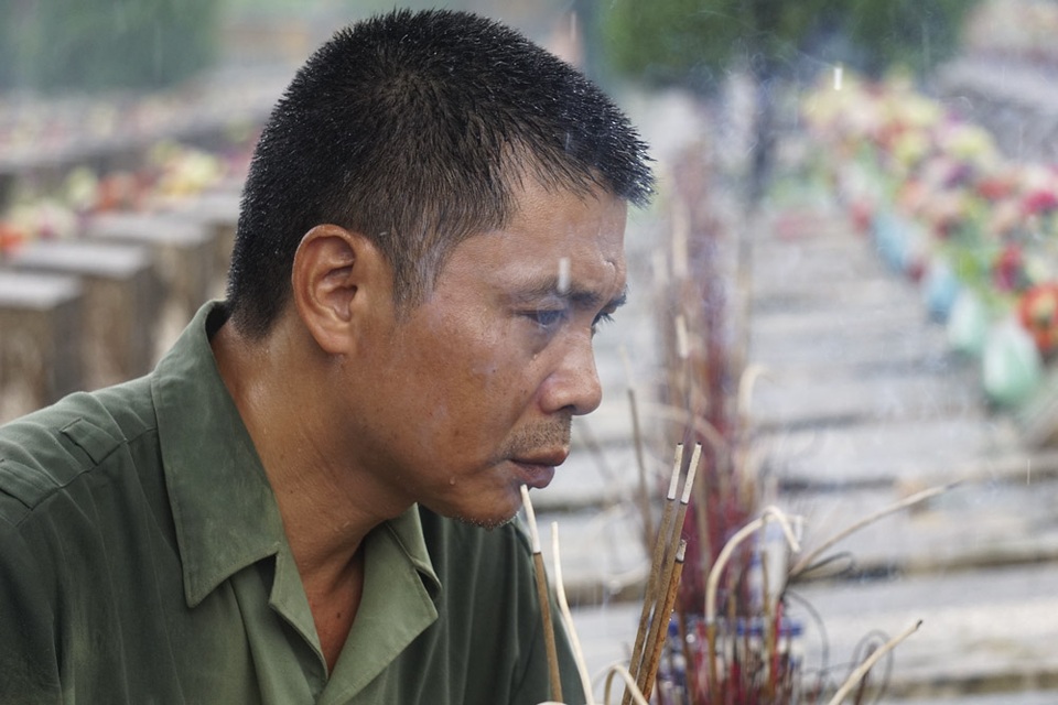 Trở về bên đồng đội yên nghỉ nơi chiến trường biên giới Vị Xuyên - 10
Cựu binh Nguyễn Đình Thắng đang ngồi lặng lẽ bên ngôi mộ đồng đội Nguyễn Văn Thịnh. Liệt sĩ Thịnh là hàng xóm của anh Thắng và có cùng thời gian huấn luyện trước khi vào chiến đấu tại mặt trận xã Thanh Thủy.