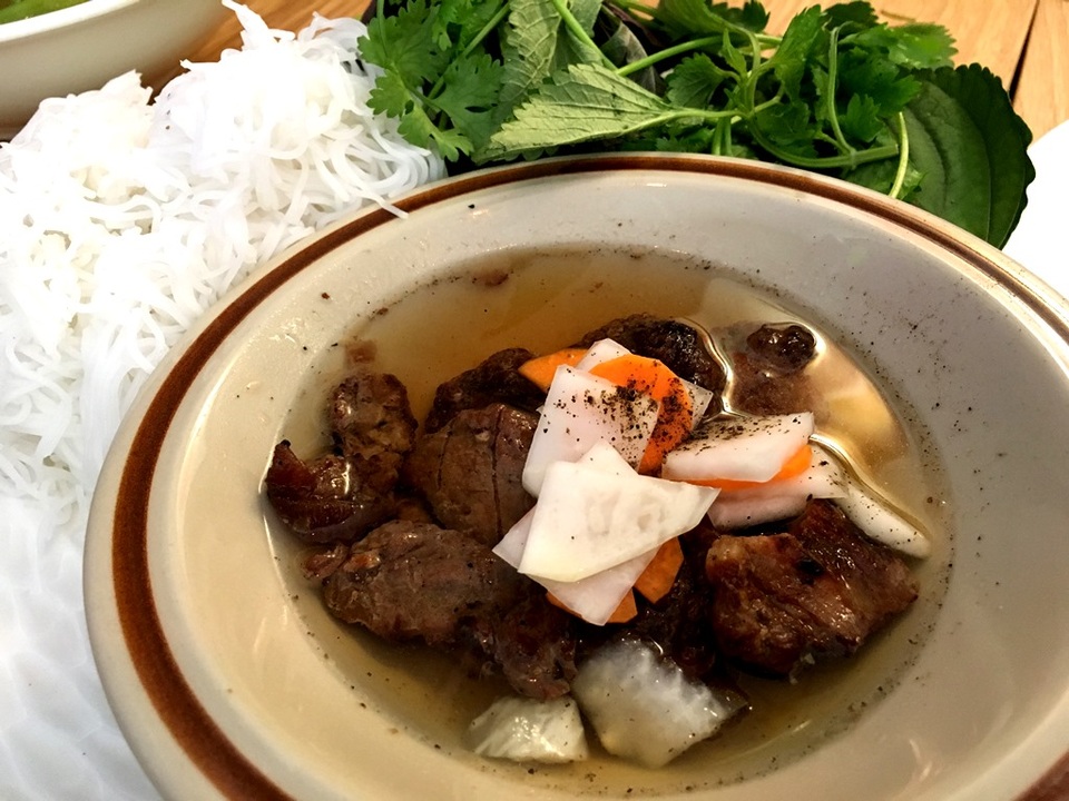 Món ngon từ lá chanh đậm chất Hà Nội giữa lòng Sài Gòn - 10 Món bún chả Hà Nội tạo cho thực khách cảm nhận rõ hơn dư vị của thủ đô trong cái không gian ấm cúng của quán.