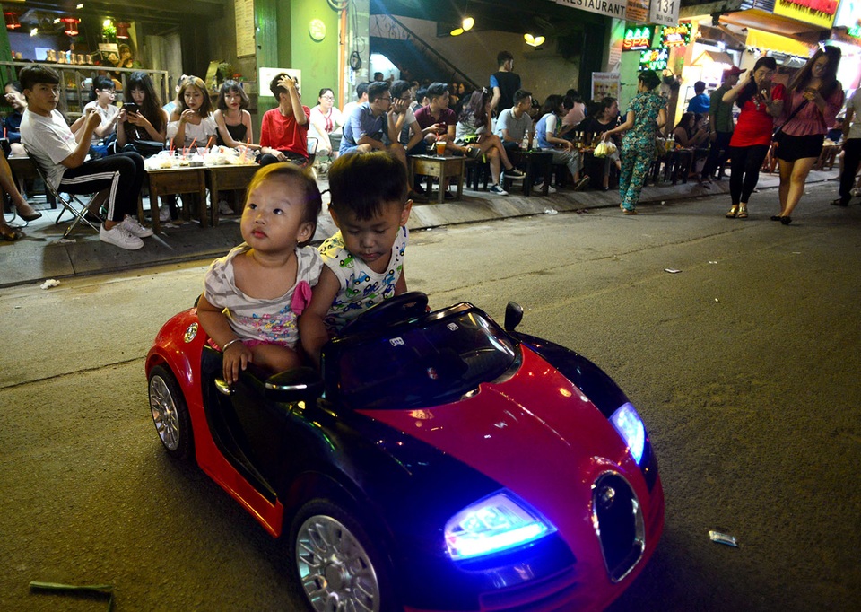 Ngày đầu tiên Phố đi bộ Bùi Viện cấm xe, người dân thong dong dạo phố - 7 Hai em nhỏ thoải mái cho xe đồ chơi chạy trên phố.