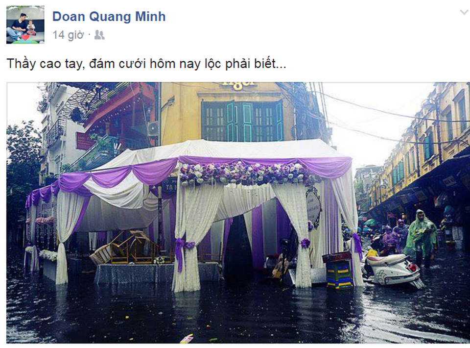 Cư dân mạng "nổ tung" với loạt ảnh Hà Nội ngập lụt nặng nề sau mưa bão - 2 Một đám cưới trên phố cổ Hà Nội gặp đúng ngày mưa bão, gây ngập cả tuyến phố.