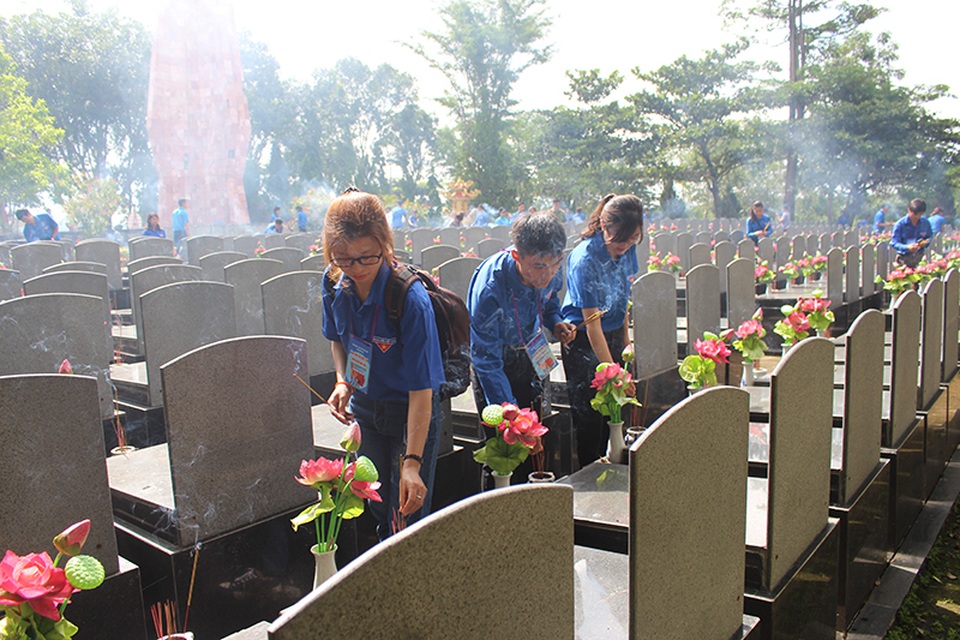 Thanh niên cả nước tham gia hành trình nhớ ơn những người anh hùng - 4 Đoàn viên thanh niên thắp nến tri ân tại mộ Liệt sĩ nghĩa trang tỉnh Kon Tum