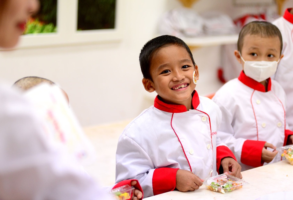 Bệnh nhi ung thư thực hiện ước mơ làm bác sĩ, đầu bếp - 10 Em Hữu Hiệp, 7 tuổi, quê ở Bình Thuận. Em bị ung thư máu từ nhỏ nên thời gian ở trong viện còn nhiều hơn ở nhà, “Em ước mơ trở thành 1 đầu bếp giỏi, để nấu cho ba mẹ em ăn những bữa ăn thật ngon”, Hữu Hiệp chia sẻ.