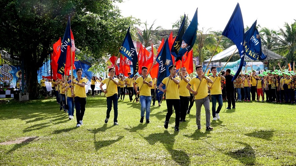 Những “chiến binh” không chỉ giỏi chuyên môn mà còn có tài năng đáng nể - 8 Sau nghi thức phát động, những cờ hiệu của tiểu trại sẽ được phát cho mỗi trại như bức ảnh ở trên