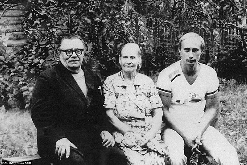 Ảnh hiếm của Tổng thống Putin thời trẻ - 9
Ông Putin chụp cùng cha mẹ vào năm 1985, trước khi ông được cử tới Tây Đức hoạt động như một đặc vụ với vỏ bọc phiên dịch viên. Ông đã bắt đầu học tiếng Đức từ thời trung học và đã thành thạo khi trưởng thành.