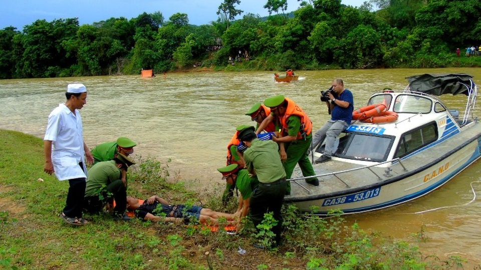 Tiến hành sơ cứu và đưa các nạn nhân đến nơi an toàn