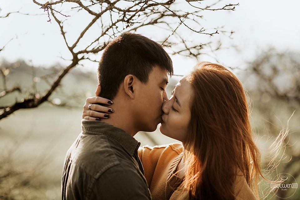 Bộ ảnh tự chụp của cặp đôi 10 năm bên nhau không dám ngỏ lời - 2 Trên trang cá nhân của mình, Nho Toàn đã không ngần ngại dành cho Hồng Phượng những lời “có cánh”: “ Tôi không tán tỉnh em, hay em cũng không tán tỉnh tôi. Đơn giản vì em quá hiểu tôi, và tôi quá hiểu em. Tôi biết mọi thứ ở em, tính cách, những thăng trầm trong cuộc sống của em. Bởi vì chúng tôi đã từng là tri kỉ. Chúng tôi nuôi dưỡng tình cảm này suốt 10 năm. Chưa một lần dám nghĩ rằng có thể ở bên nhau. Vì sợ, sợ đánh mất 10 năm đó”.