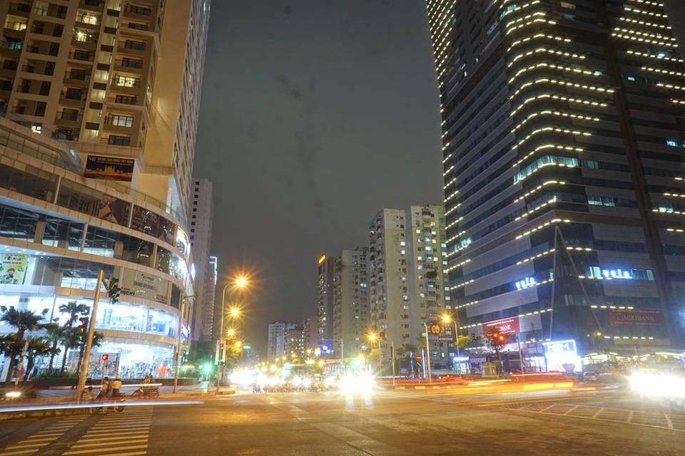 Hà Nội lung linh về đêm - 11
Các khu nhà cao tầng trên đường Lê Văn Lương. Đây là tuyến đường có mật độ các công trình xây dựng dày đặc ở phía Tây Nam Hà Nội.