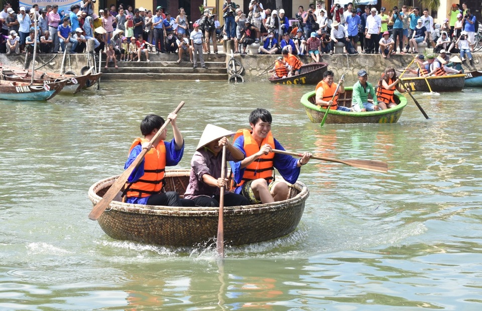 Nụ cười tươi tắn luôn hiện diện trên môi những người dân, du khách