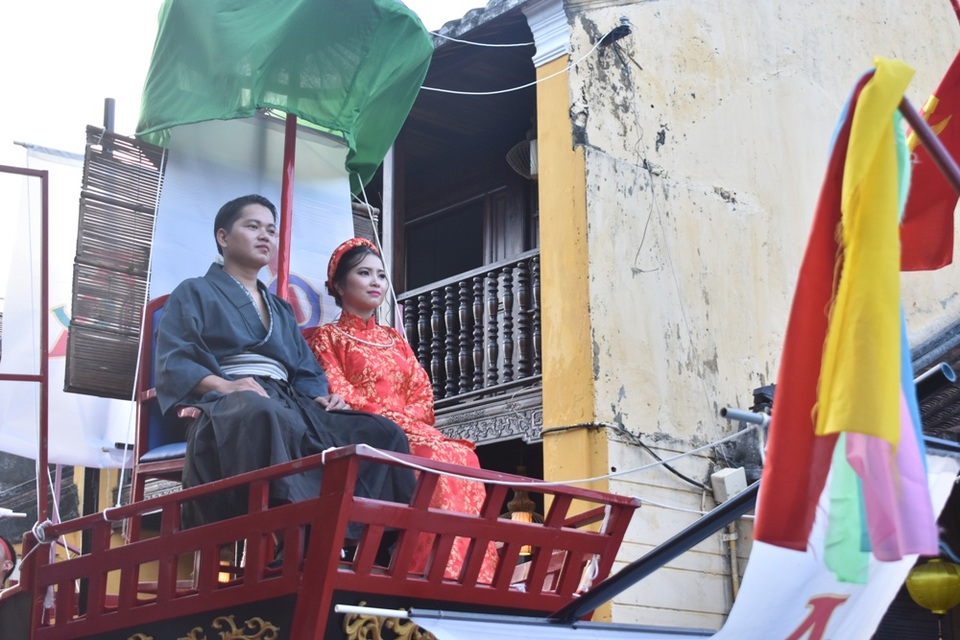 Hàng ngàn người dân và du khách “tiễn” Công nữ Ngọc Hoa về nhà chồng - 10 Công nữ Ngọc Hoa buồn rầu tưởng nhớ quê cha, đất mẹ trước khi lên đường sang quê hương chồng