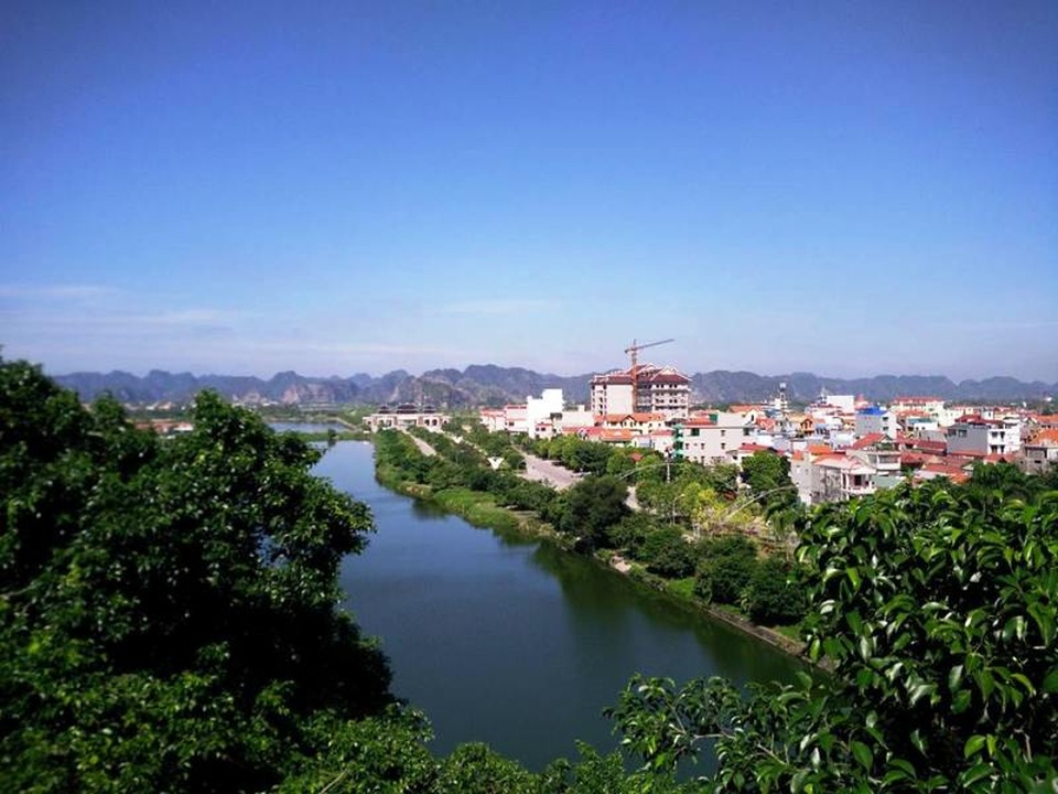 Từ núi Kỳ Lân nhìn vào Quần thể danh thắng Tràng An.