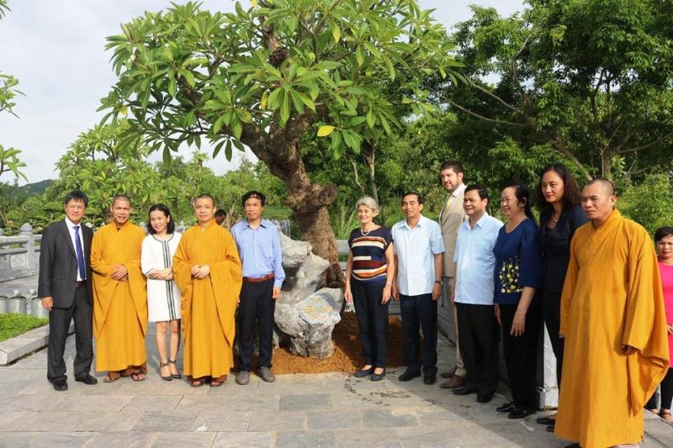 Tổng giám đốc UNESCO thăm quần thể danh thắng Tràng An - 12 trồng cây lưu niệm tại chùa.